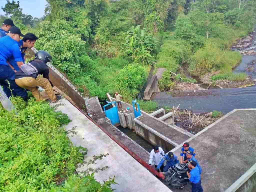 Sepeda Motor Bonceng Tiga Jatuh di Sungai Pabelan Magelang, Evakuasi Dramatis
