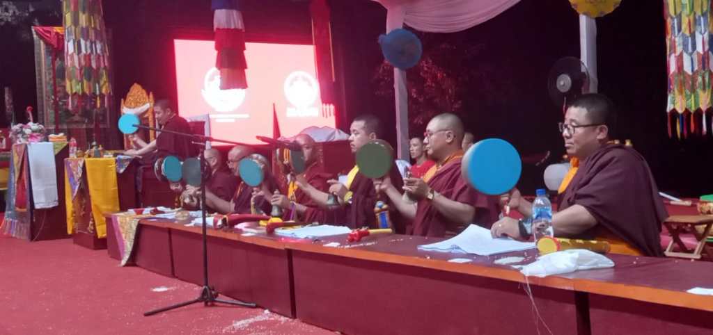 Umat Buddha di Candi Borobudur Lantunkan Doa untuk Perdamaian&nbsp;Dunia