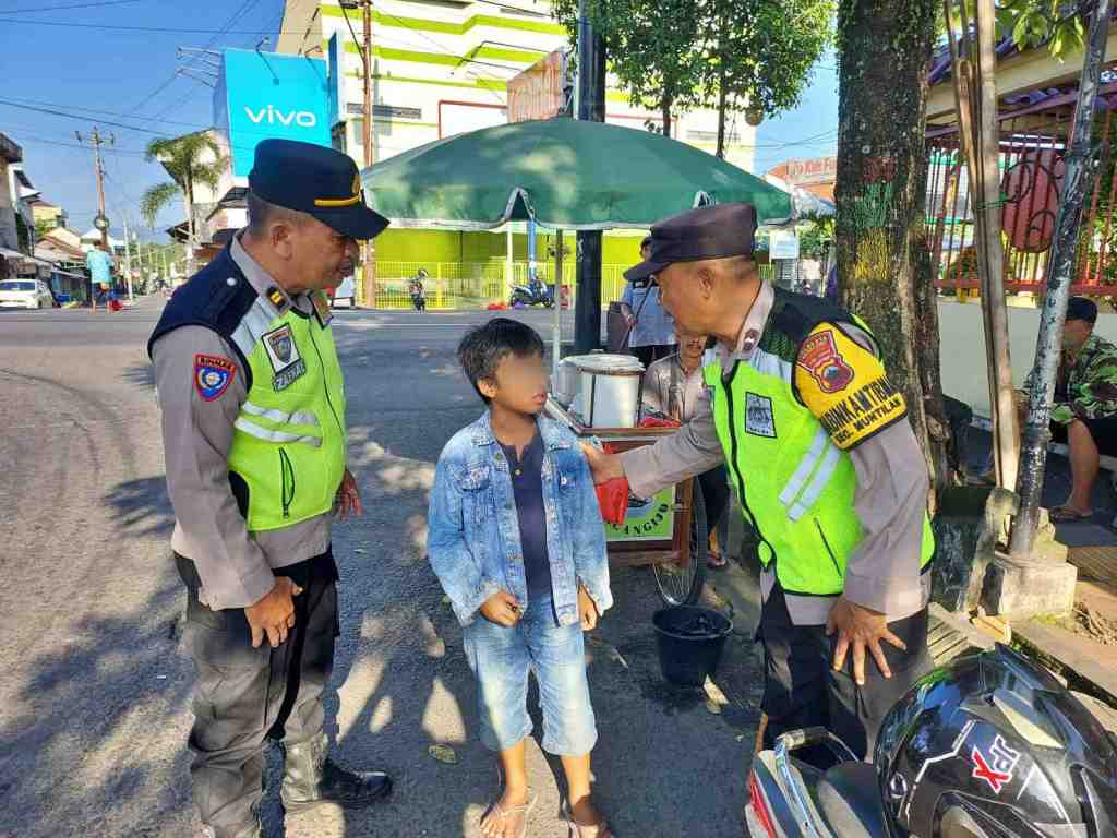 Dimarahi Ibu Lalu Pergi, Anak 10 Tahun ini Diantar Pulang Oleh Petugas Polsek&nbsp;Muntilan