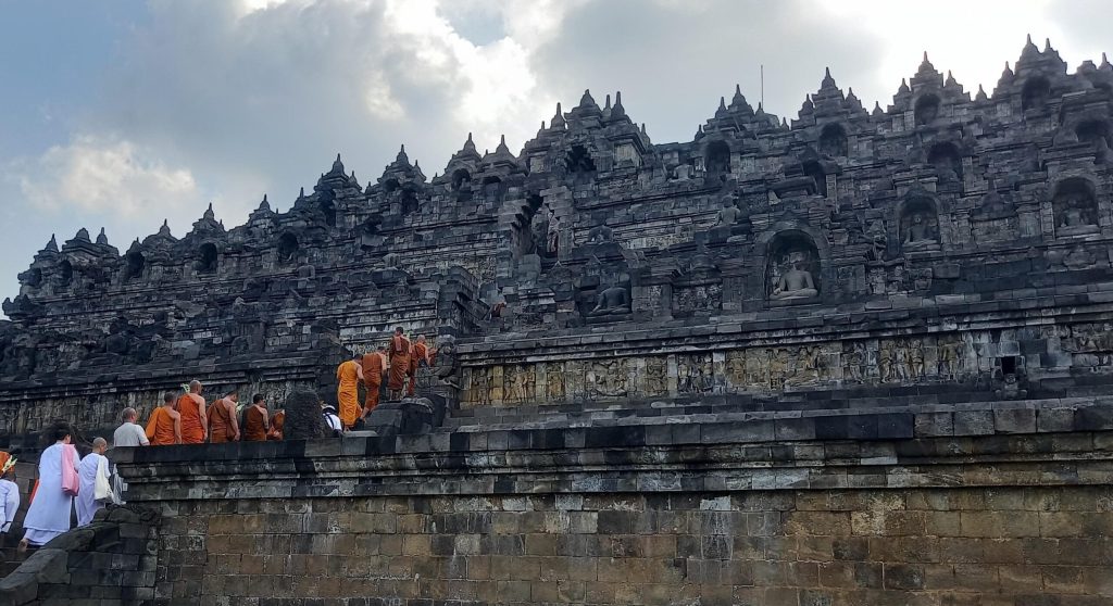 Biksu Thudong Tiba di Candi Borobudur Magelang Siang Tadi