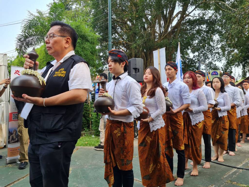 Diarak ke Borobudur Nanti Siang, Api Dharma dan Air Suci Disemayamkan di Candi&nbsp;Mendut