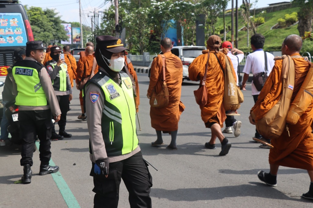 Polres Magelang Kota Berikan Pengamanan Ritual Thudong Menuju ke Borobudur