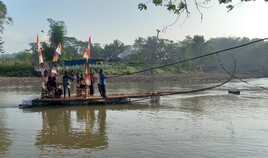 Jembatan Gantung Ngembik Magelang Dibongkar untuk Dibangun Permanen, Warga Seberangi Sungai Naik&nbsp;Getek
