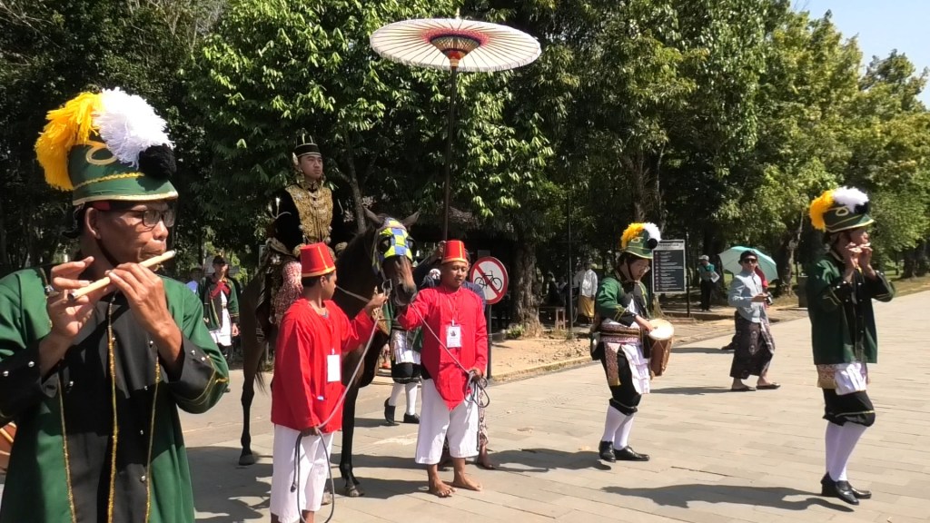 Pernikahan Adat Jawa Berlatang Belakang Candi Borobudur, Mempelai Dikirab Bregada Sebelum Ijab&nbsp;Kabul