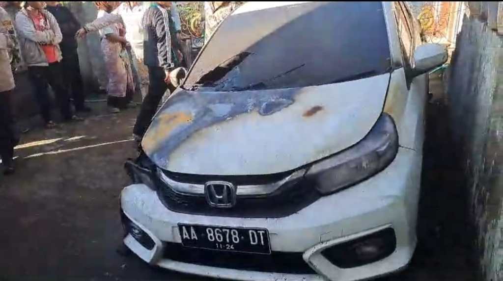 HEBOH !! Sebuah Mobil Terbakar di Kajoran, Polisi Lakukan Penyelidikan