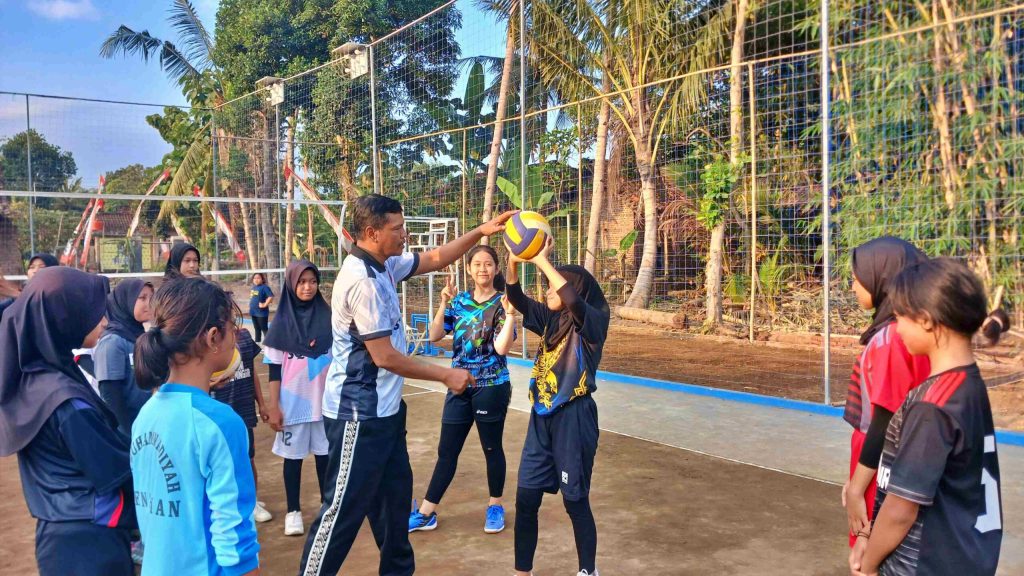 KEREN !! Anggota Polsek Muntilan Bukan Pelatihan Bola Voli, Cetak Atlet&nbsp;Muda