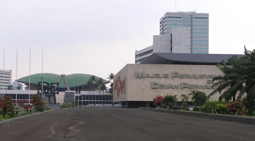Kawal Putusan MK, Massa Padati Gedung DPR/MPR&nbsp;RI